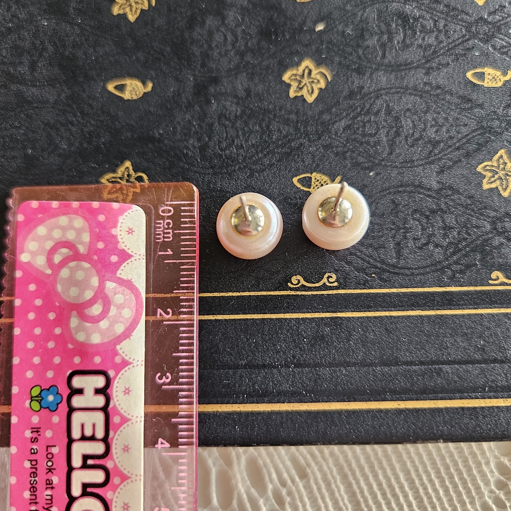 Vintage Pearl Stud Earrings - Picture 4 of 4